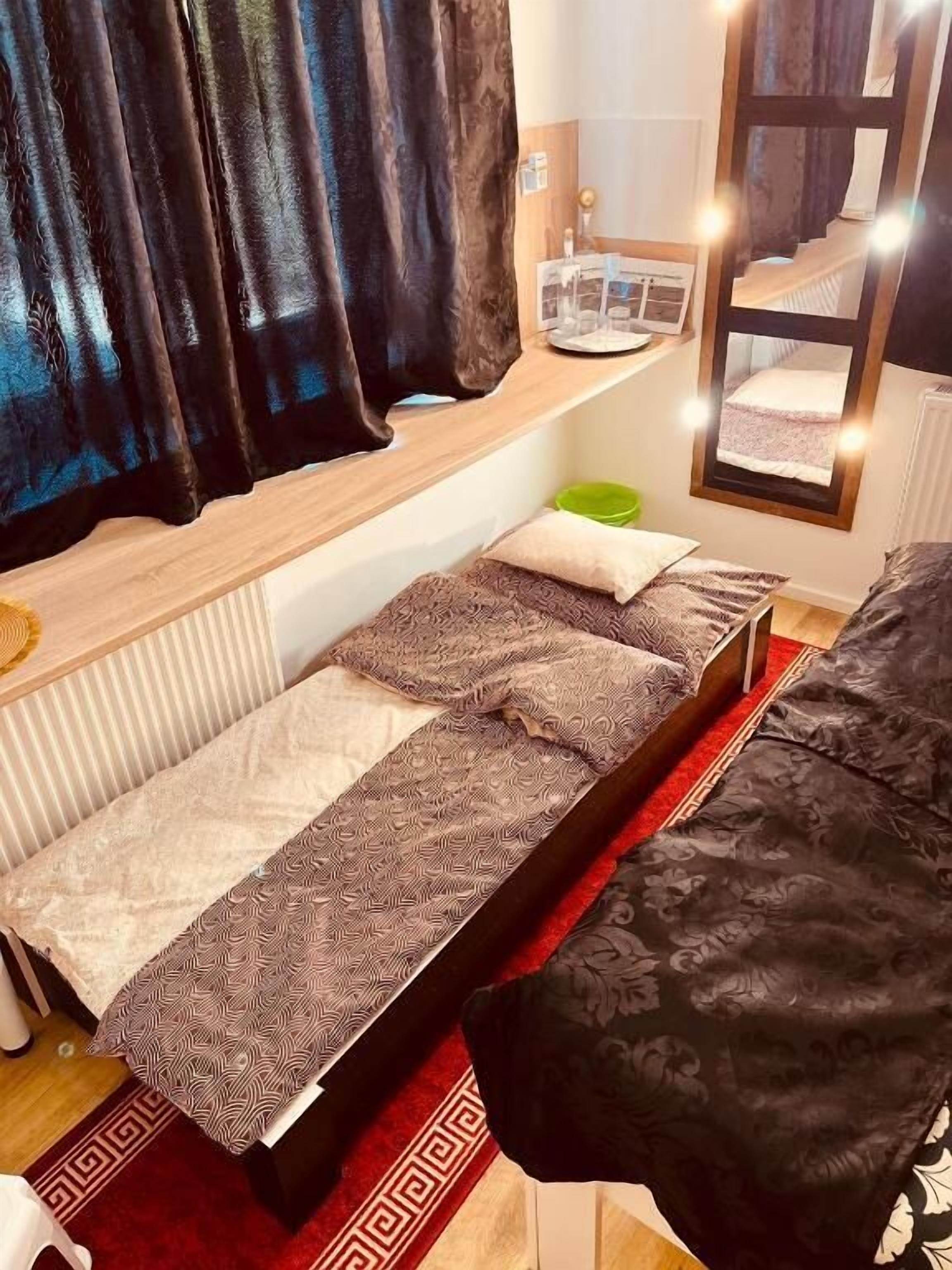 Habitación familiar doble | Minibar con artículos gratuitos y escritorio