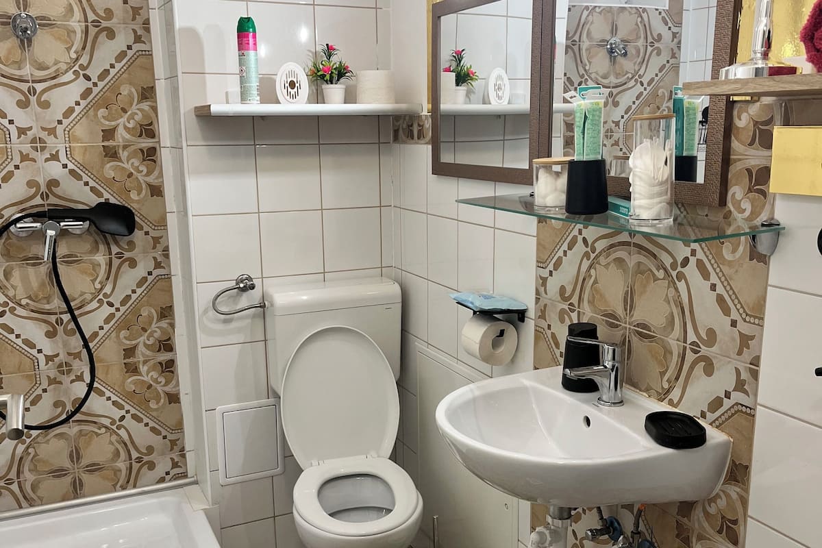 Habitación doble familiar | Baño | Tina, secadora de cabello, toallas, jabón