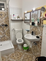 Quarto casal família | Banheiro | Banheira, secador de cabelo, toalhas de banho, sabonete