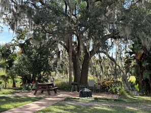 Outdoor dining - Mira Bella South - 1BR Tiny Home in Lake Helen (Lake Helen)
