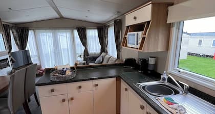 Peaceful Whitley Bay Getaway With Shared