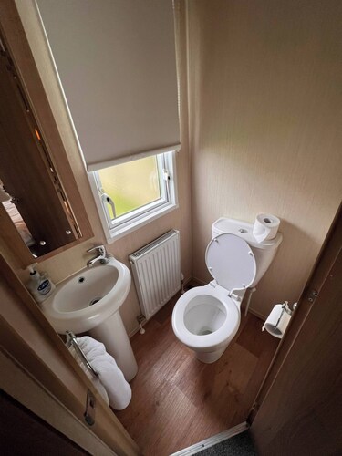 Peaceful Whitley Bay Getaway With Shared