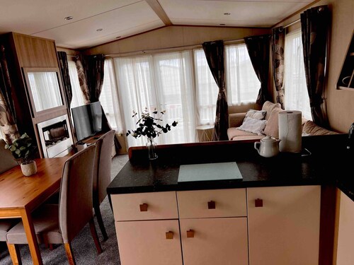 Peaceful Whitley Bay Getaway With Shared