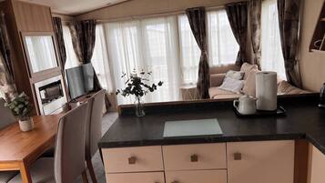 Nhà, 2 phòng ngủ, quang cảnh vườn | Khu phòng khách | Sách