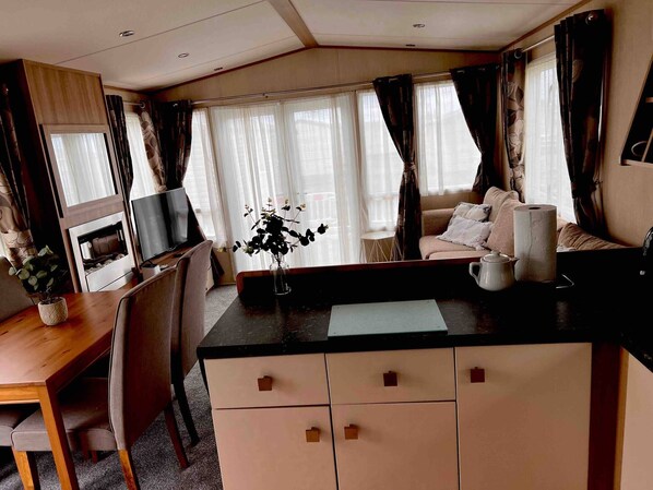 Books - Peaceful Whitley Bay Getaway With Shared (Whitley Bay)