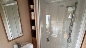 Hus, 2 soverom, hageutsikt | Bad