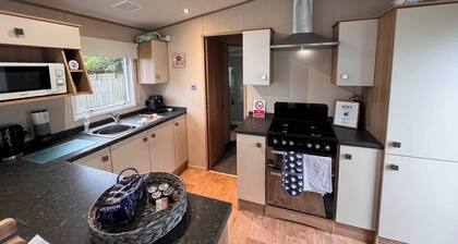 Peaceful Whitley Bay Getaway With Shared