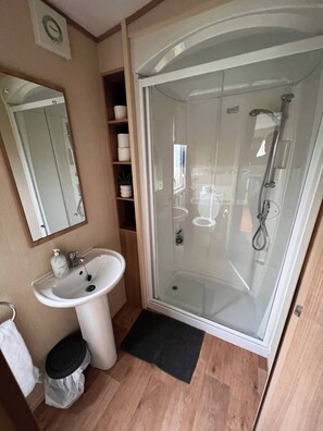 House, 2 Bedrooms, Garden View | Bathroom - Peaceful Whitley Bay Getaway With Shared (Whitley Bay)