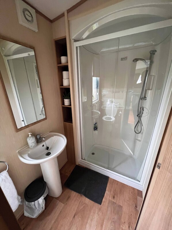 Ferienhaus, 2 Schlafzimmer, Gartenblick | Badezimmer