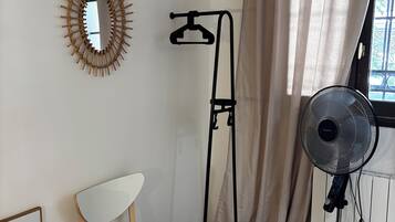 Fer et planche Ă repasser, Wi-Fi, draps fournis