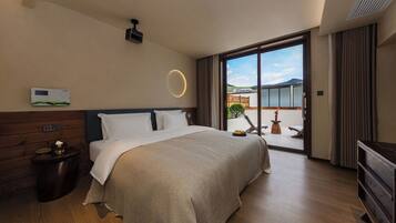 Suite – design, terrasse, hageutsikt | Sengetøy av topp kvalitet, individuelt dekorert og individuelt innredet