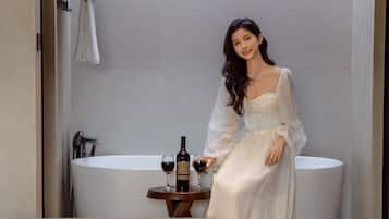 Dobbeltrom – elite, terrasse, hageutsikt | Bad | Toalettartikler (inkludert), hårføner, tøfler og håndklær