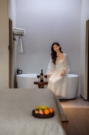 Elite Double Room, Patio, Garden View | Bathroom | Free toiletries, hair dryer, slippers, towels - Shangri-La Homestay Designer B&B (Deqin)