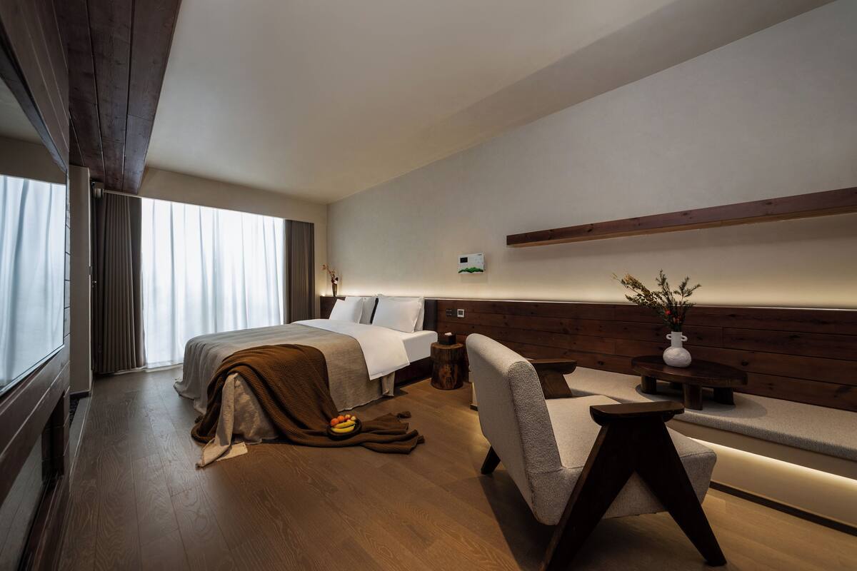 Quarto casal clássico, varanda, vista para o jardim | Escrivaninha, espaço de trabalho para notebook, cortinas blackout