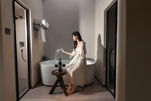 Doppia Elite, patio, vista giardino | Bagno | Set di cortesia gratuito, asciugacapelli, pantofole, asciugamani