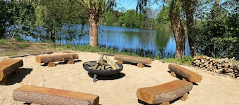 Property for 22 guests, private lake, tennis court, sauna, hot tub, no neighbors