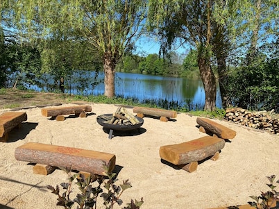 Property for 22 guests, private lake, tennis court, sauna, hot tub, no neighbors