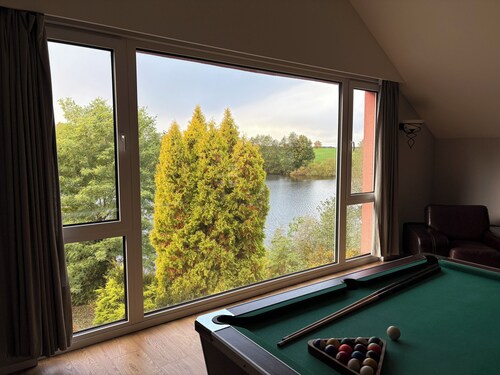 Property for 22 guests, private lake, tennis court, sauna, hot tub, no neighbors