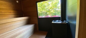 Property for 22 guests, private lake, tennis court, sauna, hot tub, no neighbors