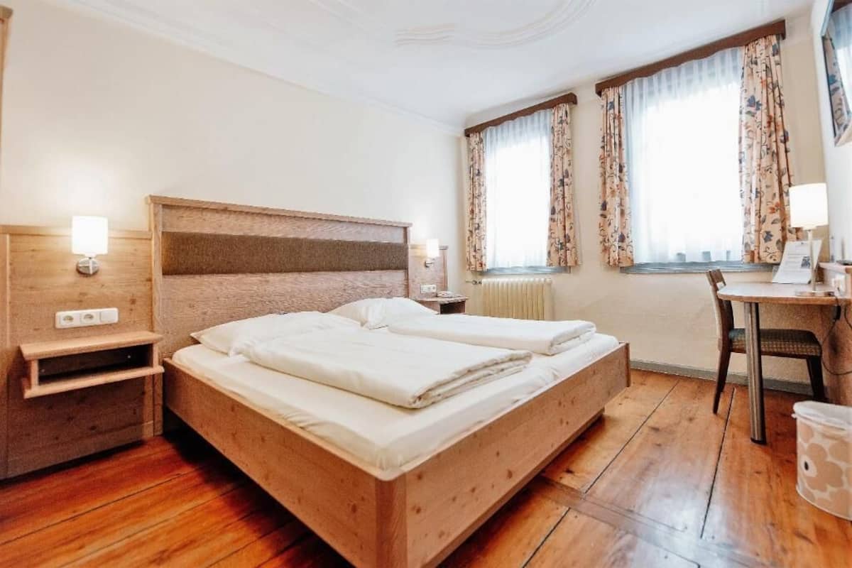 Ropa de cama hipoalergénica y escritorio