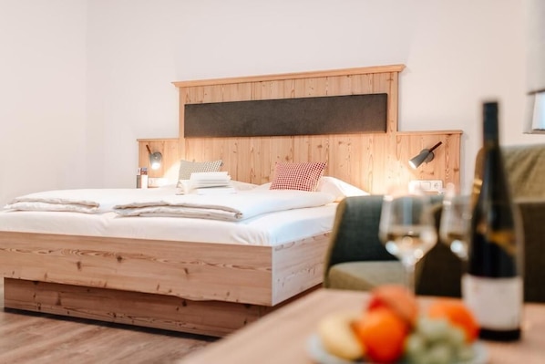 Allergikerbettwaren, Schreibtisch, laptopgeeigneter Arbeitsplatz