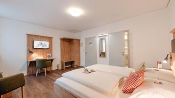 Phòng đôi tiện nghi đơn giản | Bộ đồ giường kháng dị ứng, bàn, khu vực làm việc phù hợp cho laptop