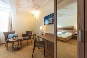 Hypo-allergenic bedding, desk, laptop workspace, cribs/infant beds - Löwen Hotel & Restaurant (Marktbreit)