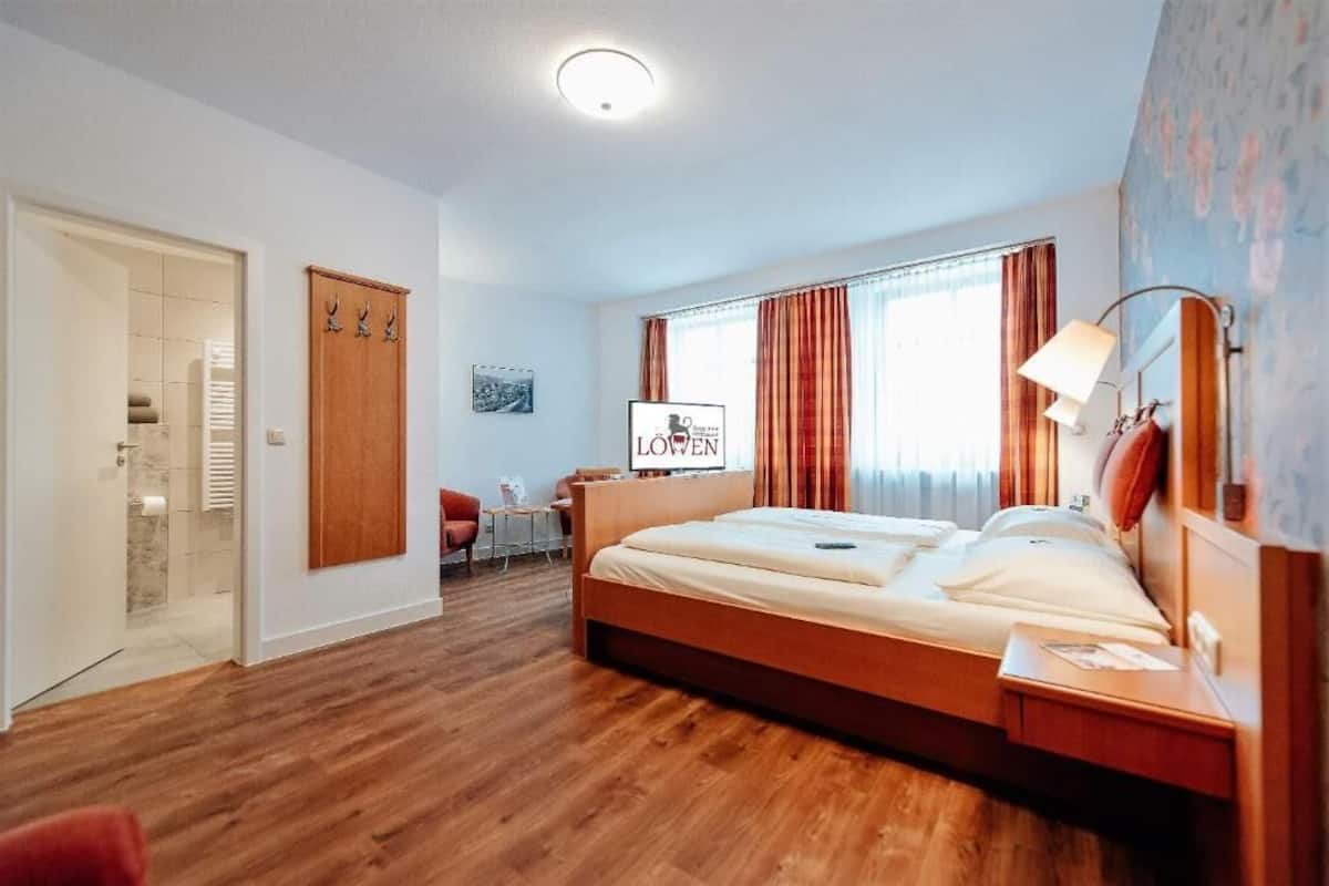Ropa de cama hipoalergénica y escritorio