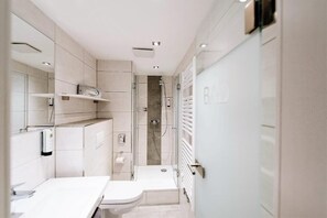 Shower, hair dryer, towels, soap - Löwen Hotel & Restaurant (Marktbreit)