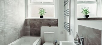 K Suites - Cozy 2 Bedroom with Own Parking
