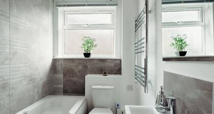 K Suites - Cozy 2 Bedroom with Own Parking