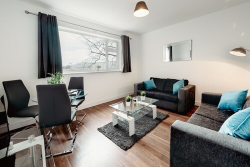 K Suites - Cozy 2 Bedroom with Own Parking