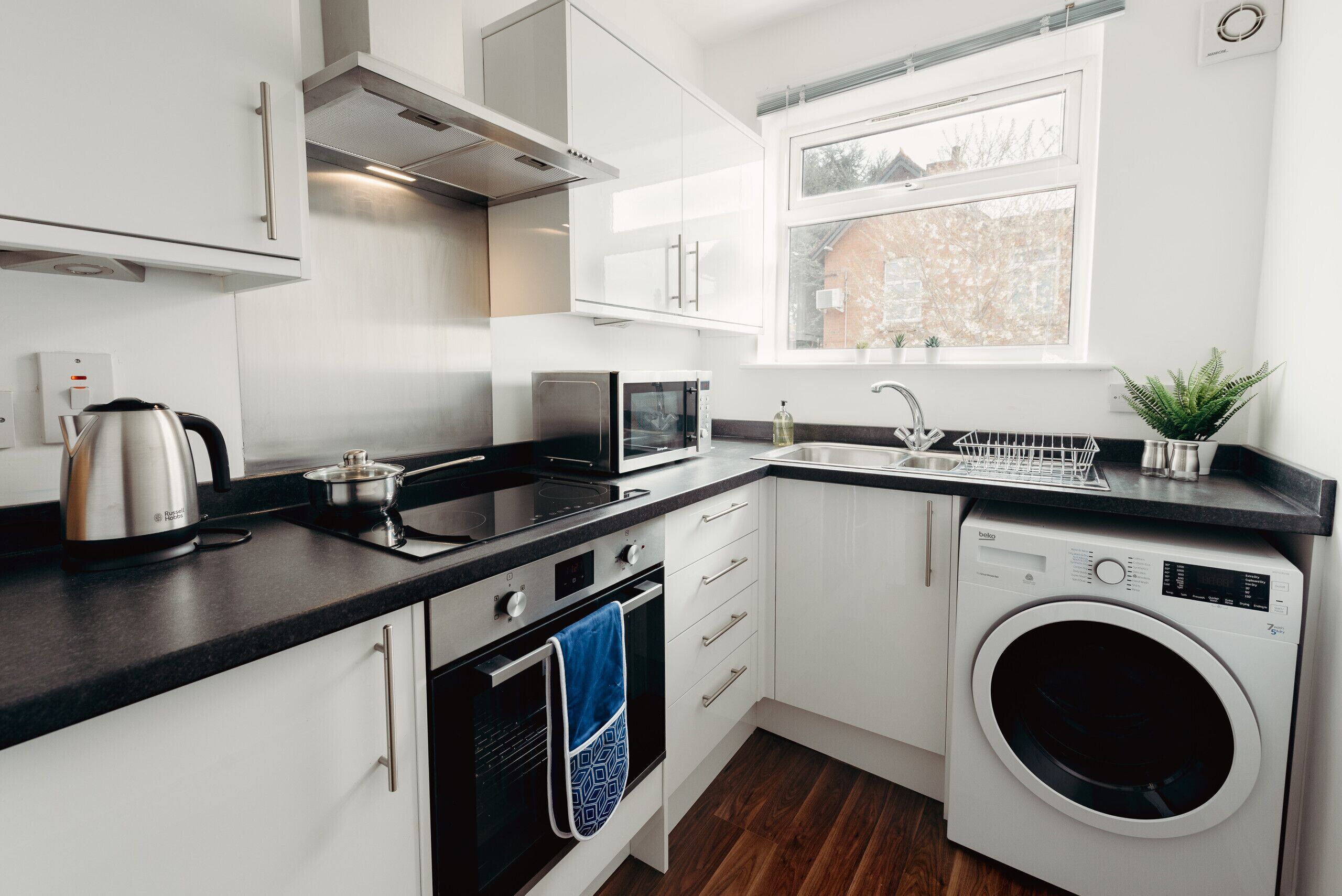 Kjøleskap, mikrobølgeovn, vannkoker og brødrister