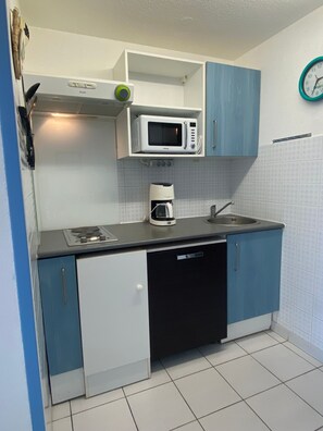Microwave, oven, stovetop, dishwasher - V0681 - Air-conditioned 6-bed apartment on the seafront with private parking. (Vias)