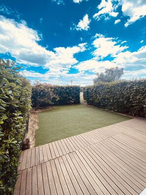 Property grounds - V0681 - Air-conditioned 6-bed apartment on the seafront with private parking. (Vias)