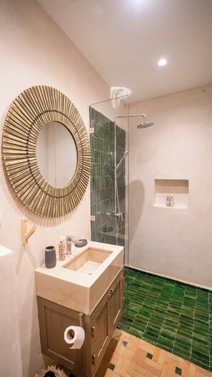 Suihku, hiustenkuivaaja, pyyhkeet, saippua