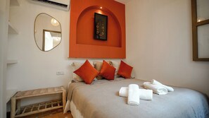 مكواة/لوح كي وخدمة الإنترنت وملاءات أسرّة