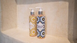 Suihku, hiustenkuivaaja, pyyhkeet, saippua