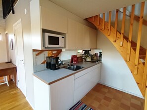 Kylskåp, mikrovågsugn, ugn och diskmaskin