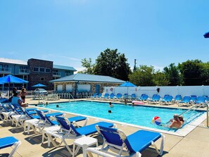 A heated pool - Watch the Splash—You’re That Close | 8 ppl | C6 (Put-in-Bay)