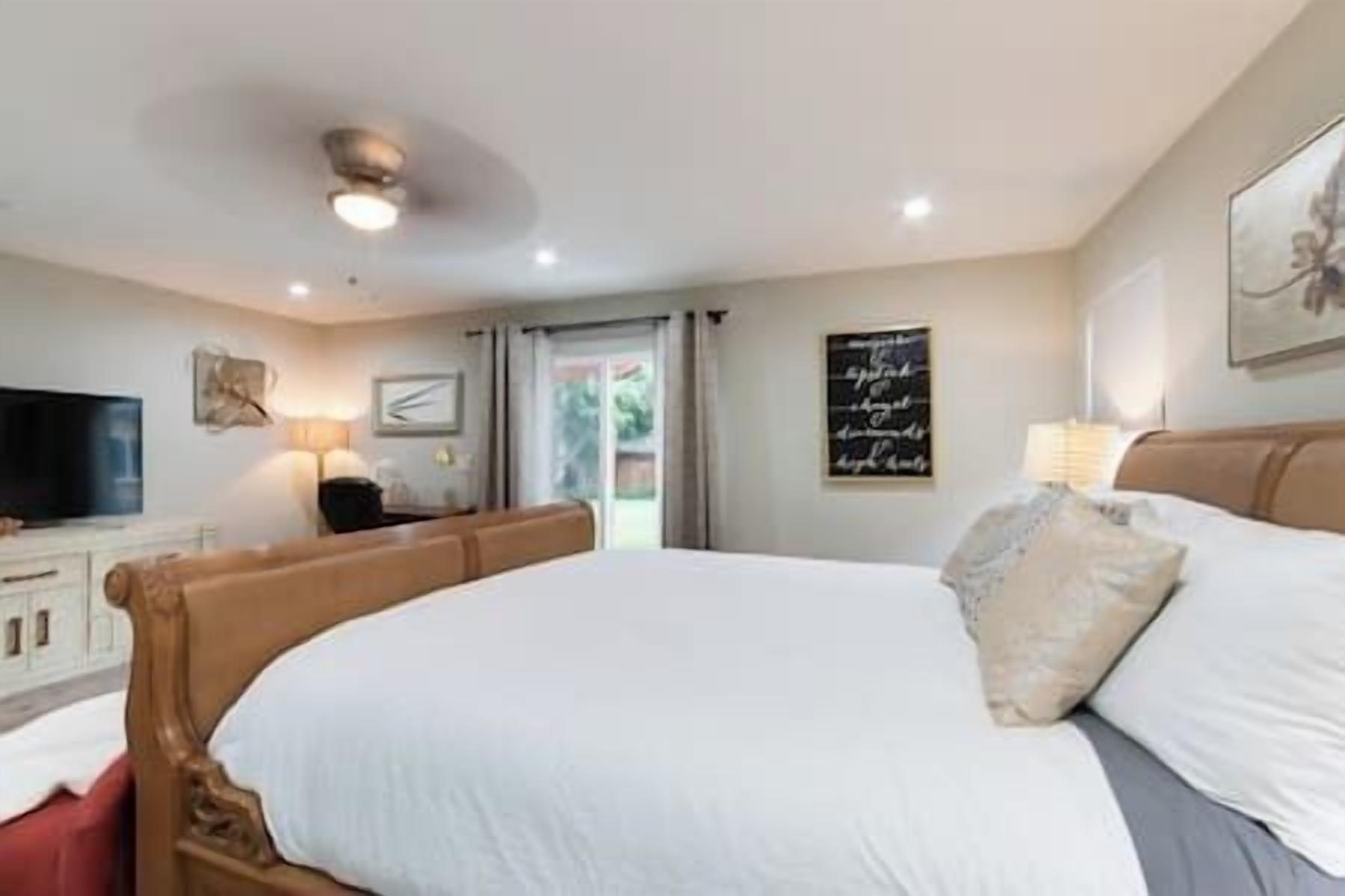 Tabla de planchar con plancha, wifi y ropa de cama 