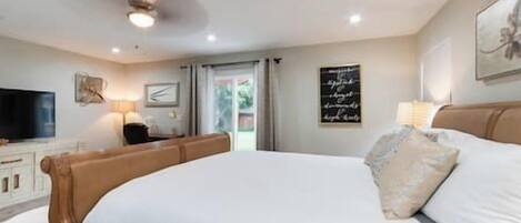 Tabla de planchar con plancha, wifi y ropa de cama