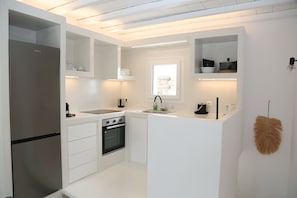 Wasserkocher mit Kaffee-/Teezubehör, Kühlschrank, Ofen, Herdplatte