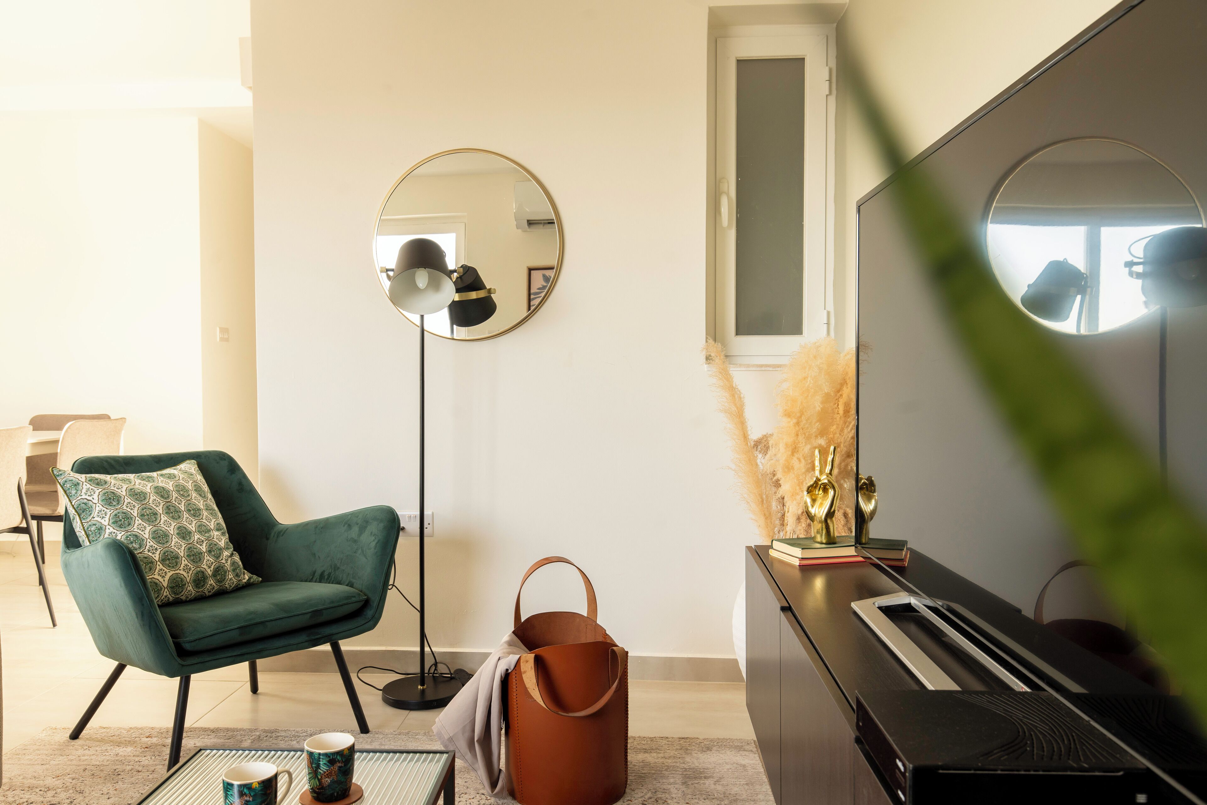 Apartamento, vista para a cidade | Área de estar | TV de tela plana