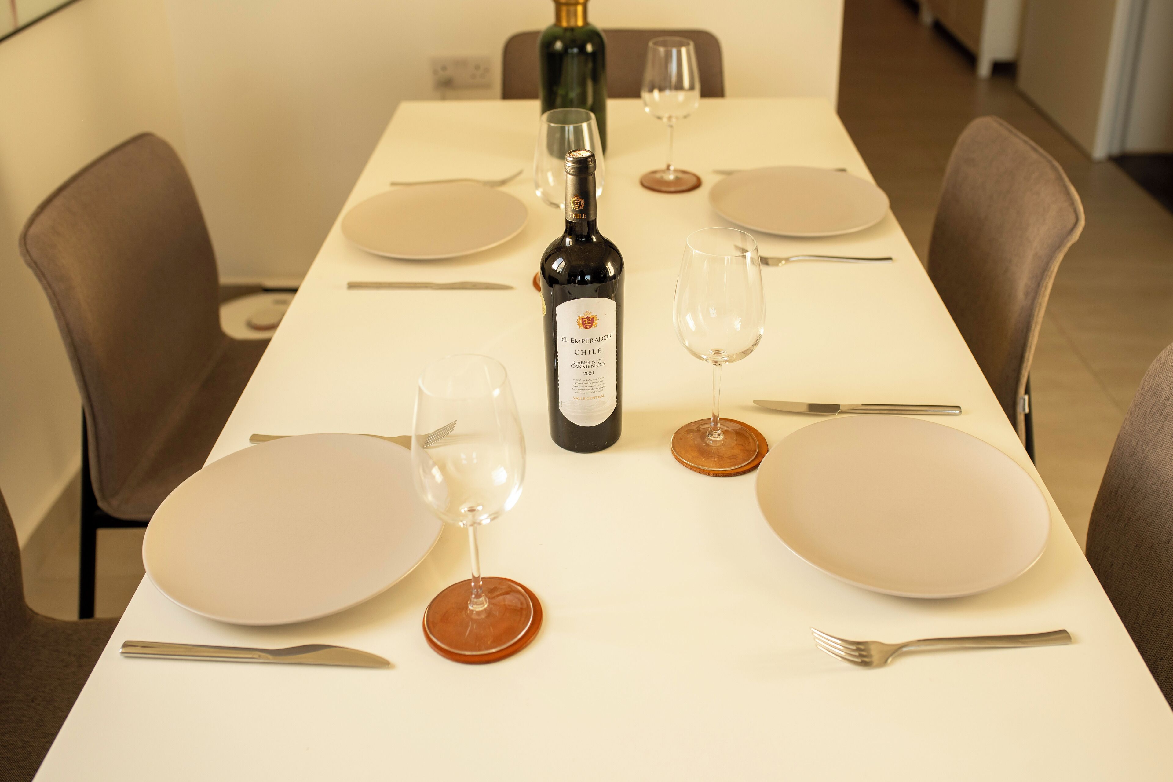 Apartamento, vista para a cidade | Opções para refeição no quarto