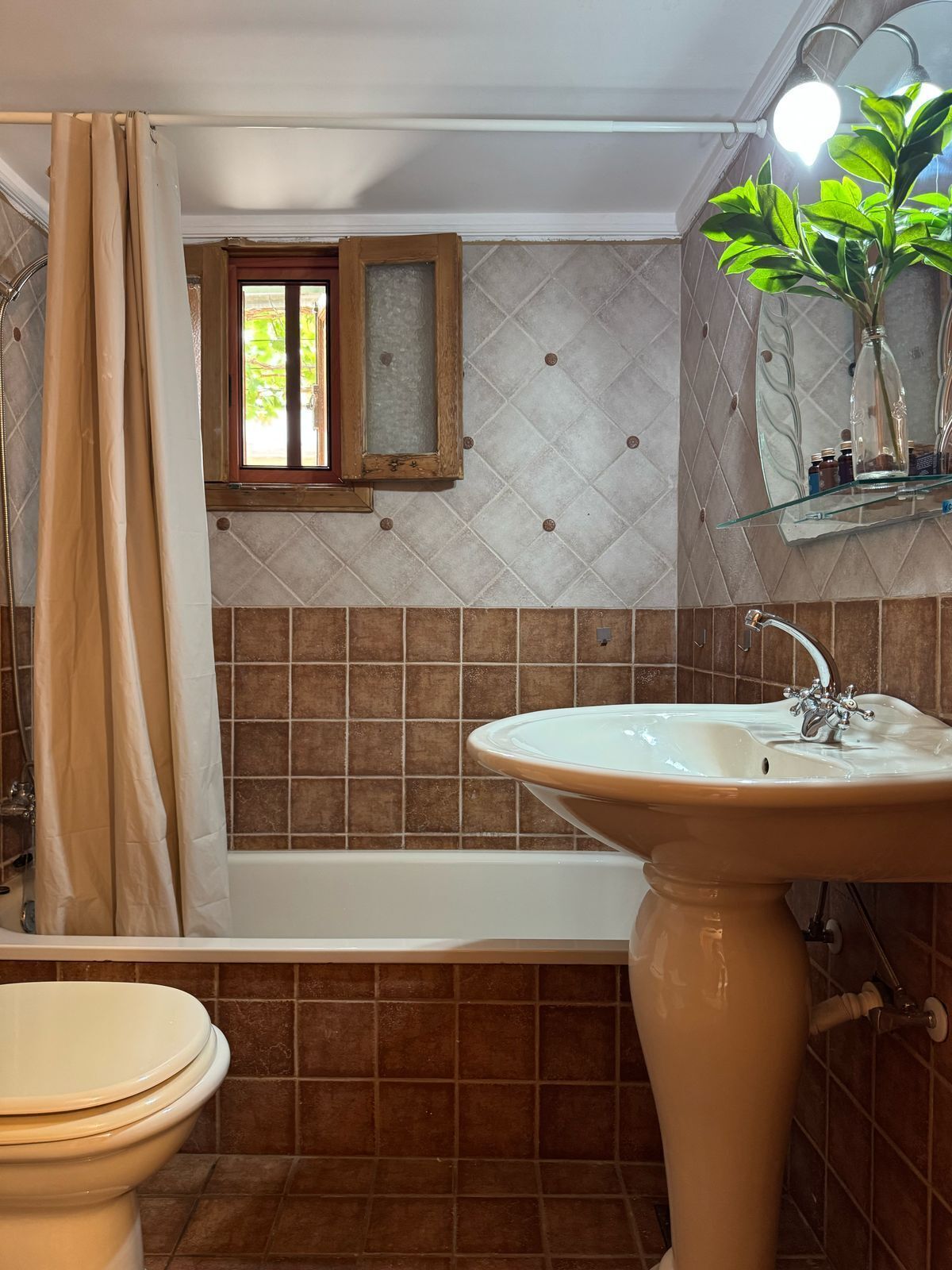 Sèche-cheveux, bidet, serviettes fournies, savon
