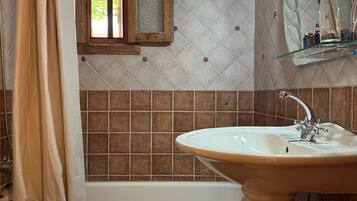 SĂšche-cheveux, bidet, serviettes fournies, savon