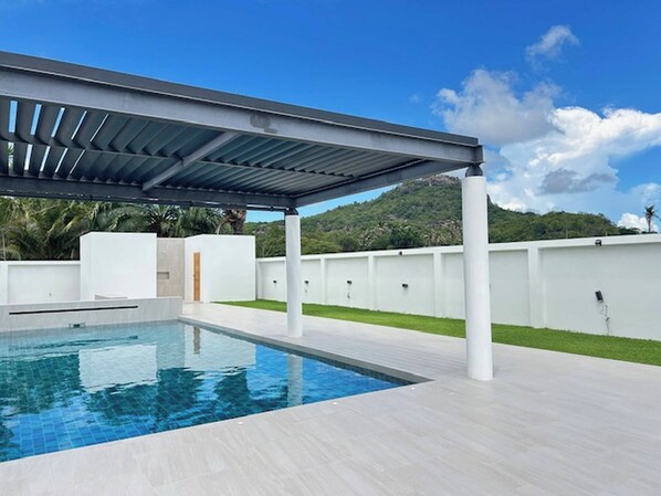 Una piscina al aire libre