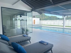 Una piscina al aire libre
