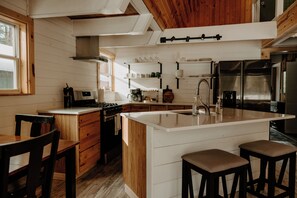 Frigorífico, microondas, horno y placa de cocina